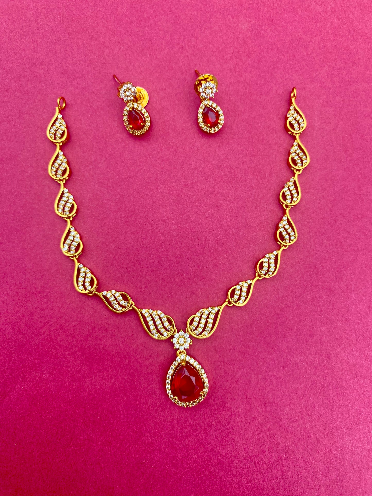 Swirl Motif Necklace Set