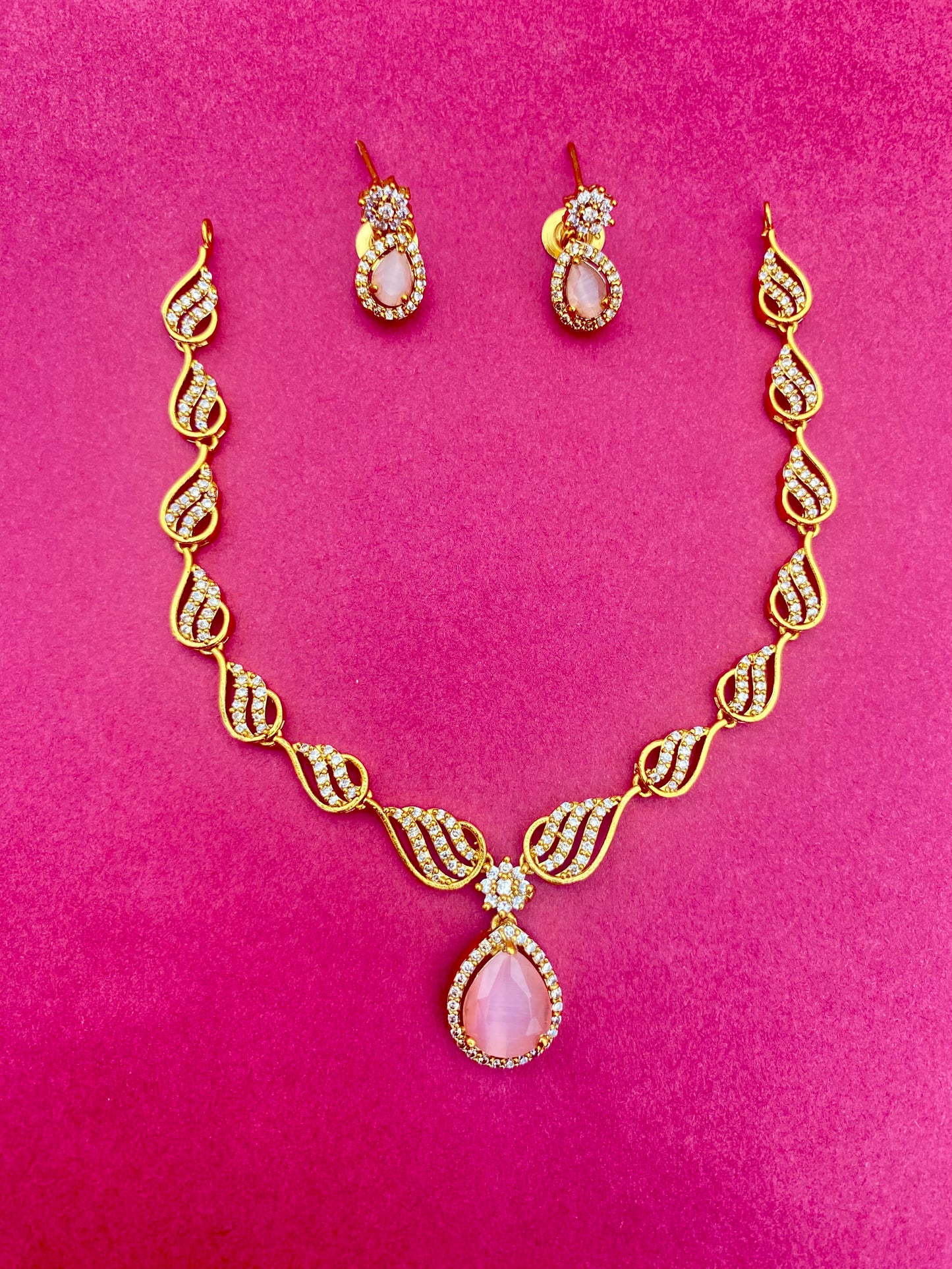 Swirl Motif Necklace Set